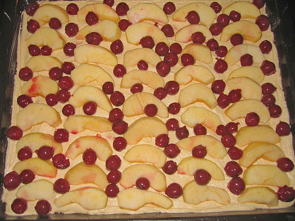 Apfel - Kirsch - Blechkuchen nach Oma Bärbel von Schwalbe | Chefkoch.de