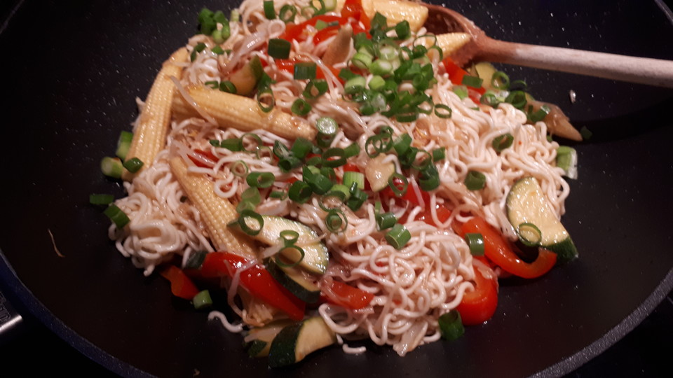 Chilinudeln mit Cashewnüssen von fischerlooft | Chefkoch.de