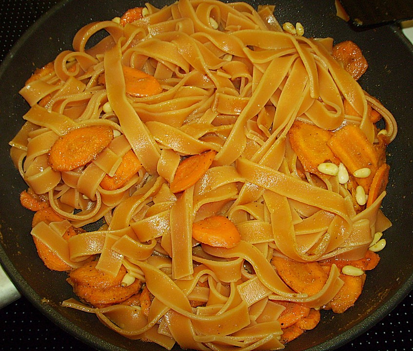 Schnelle Pasta mit Karotten, Ingwer und Pinienkernen von Fuzzi ...