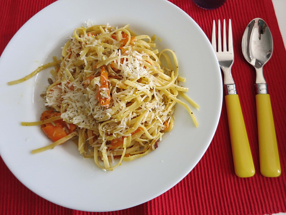 Schnelle Pasta mit Karotten, Ingwer und Pinienkernen von Fuzzi ...