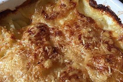 Einfacher Kartoffelgratin auf dem Teller