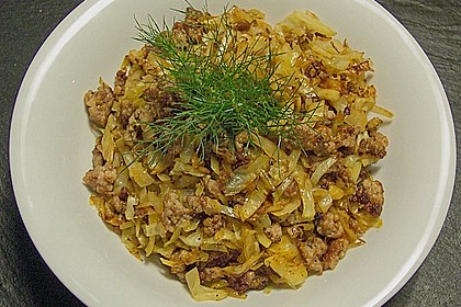 Weißkraut mit Hackfleisch, Püree und Salat