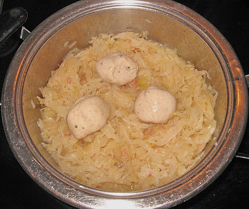 Schweinebraten, Sauerkraut und Hefeklöße aus einem Topf