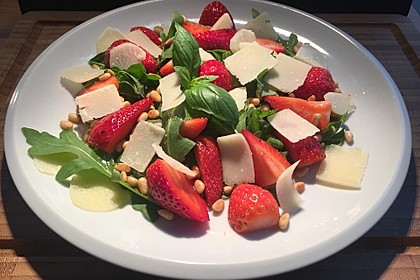 Basilikum-Rucolasalat mit Erdbeeren 1