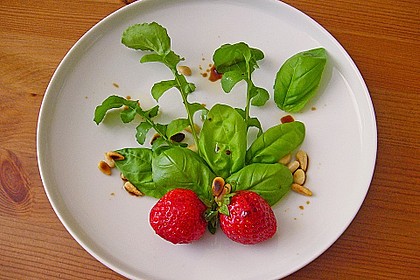 Basilikum-Rucolasalat mit Erdbeeren 77