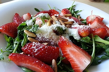 Basilikum-Rucolasalat mit Erdbeeren 2