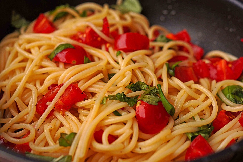 Koelkasts Spaghetti mit kalter Tomatensoße von Koelkast | Chefkoch.de
