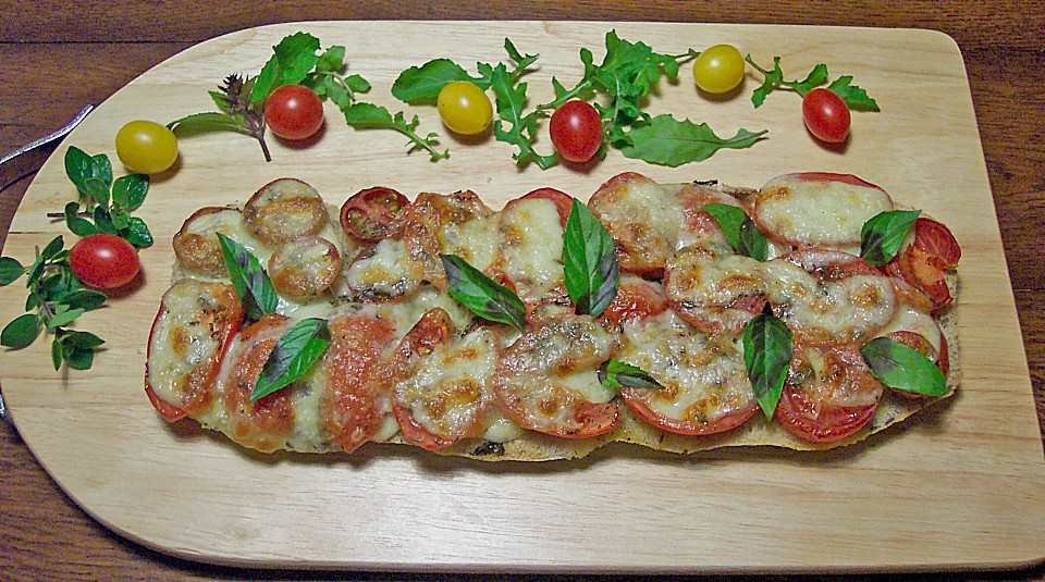 Ciabatta mit Mozzarella, Tomaten und Basilikum überbacken von ...