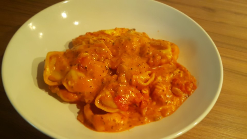 Tortellini in Tomaten-Käse-Sauce von Liesbeth | Chefkoch.de
