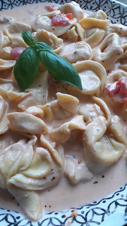 Tortellini in Tomaten-Käse-Sauce von Liesbeth | Chefkoch.de