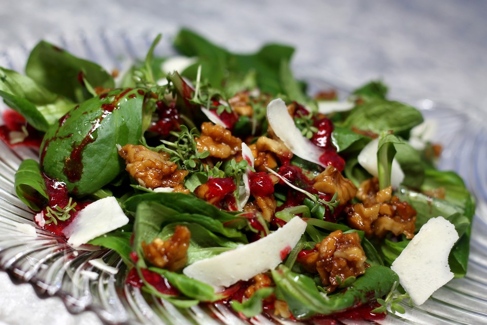 Feldsalat mit karamellisierten Walnüssen von haha420000 | Chefkoch.de