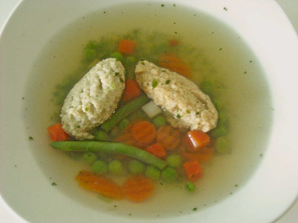 Gemüsesuppe mit roten und grünen Pestonockerln von hemet-nisut-weret ...