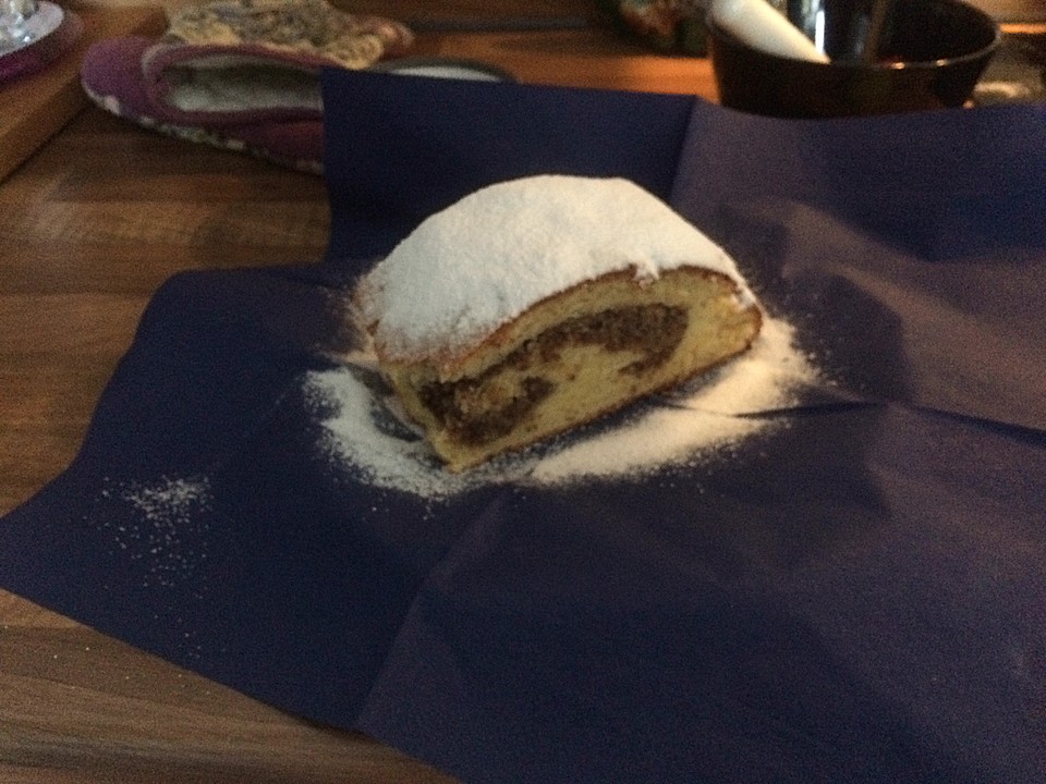 Saftiger Quarkstollen mit Nussfüllung von alina1st | Chefkoch.de