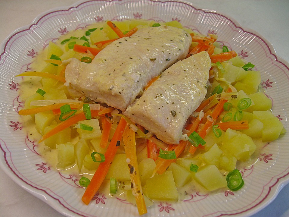 Fischfilet auf Gemüsejulienne in einer Kräuterfrischkäsesauce von ...