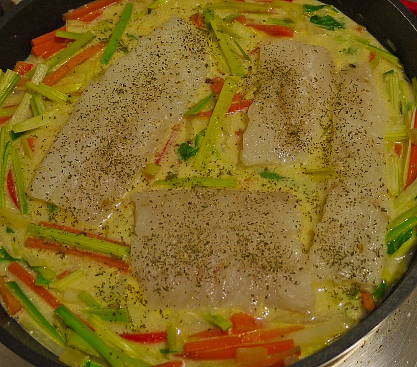 Fischfilet auf Gemüsejulienne in einer Kräuterfrischkäsesauce von ...