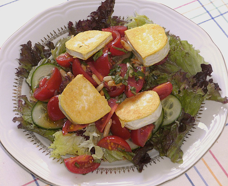 Gemischter Blattsalat mit Pinienkernen und gebratenem Ziegenkäse von ...