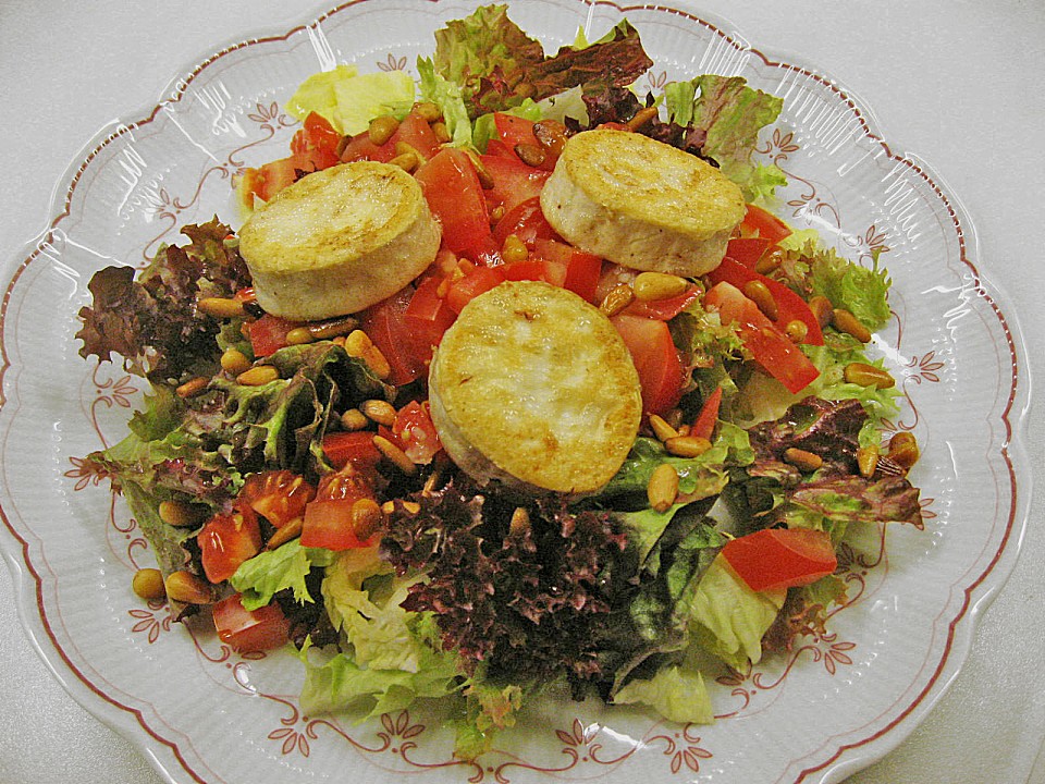 Gemischter Blattsalat mit Pinienkernen und gebratenem Ziegenkäse von ...