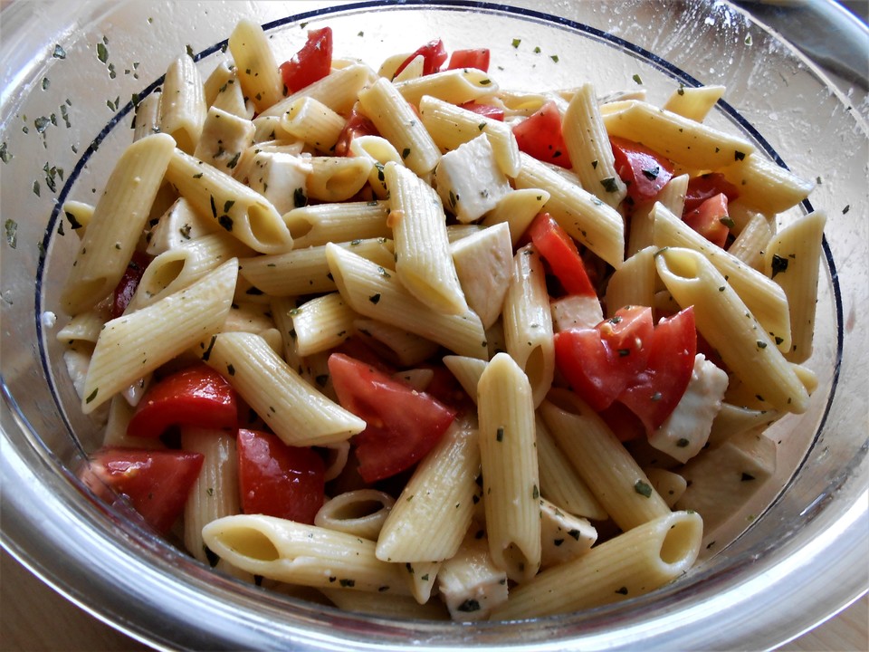 Nudelsalat mit Tomaten und Mozzarella von Tici2807 | Chefkoch.de