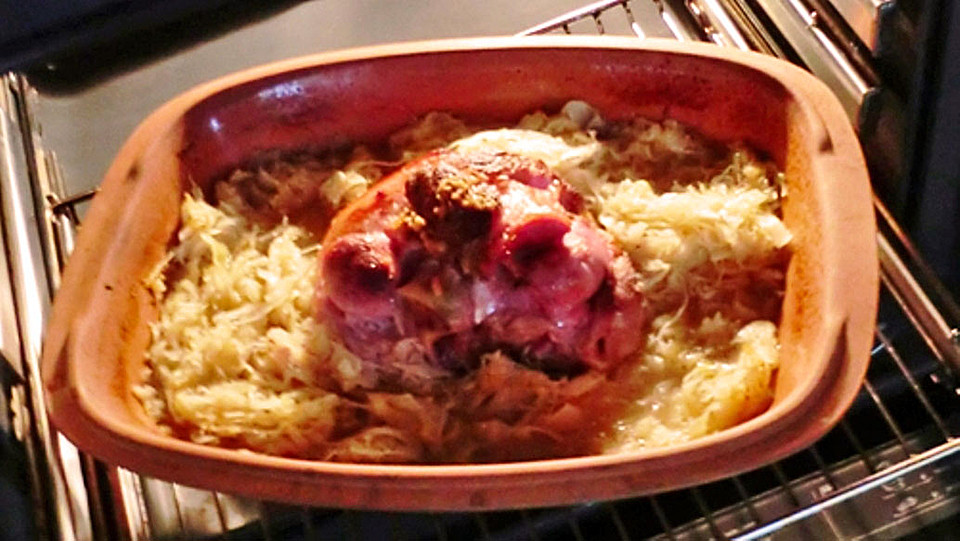 Eisbein mit Sauerkraut im Römertopf von pegpau | Chefkoch.de