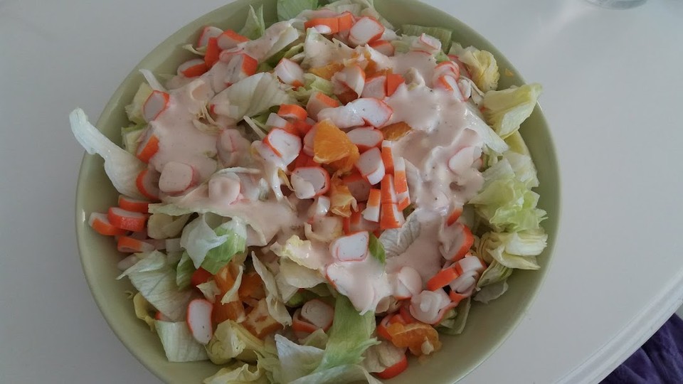 Eisbergsalat mit Surimi, Orangen und scharfem Joghurtdressing von ... Eisbergsalat mit Surimi, Orangen und scharfem Joghurtdressing von ...