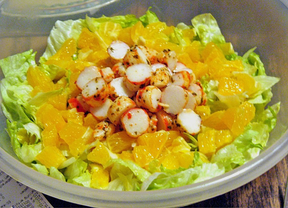 Eisbergsalat mit Surimi, Orangen und scharfem Joghurtdressing von ...