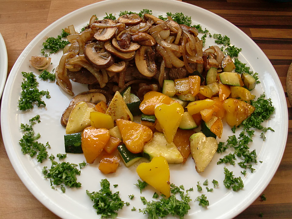 Rumpsteak überbacken mit Zwiebeln und Pilzen von Britta1272 | Chefkoch.de