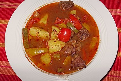 Kesselgulaschsuppe pikant