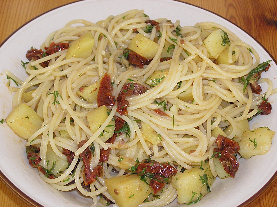 Spaghetti mit Kartoffeln und getrockneten Tomaten von Nic7 | Chefkoch.de