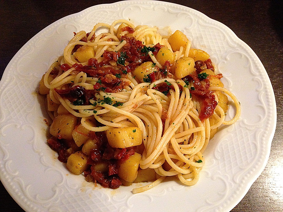 Spaghetti mit Kartoffeln und getrockneten Tomaten von Nic7 | Chefkoch.de