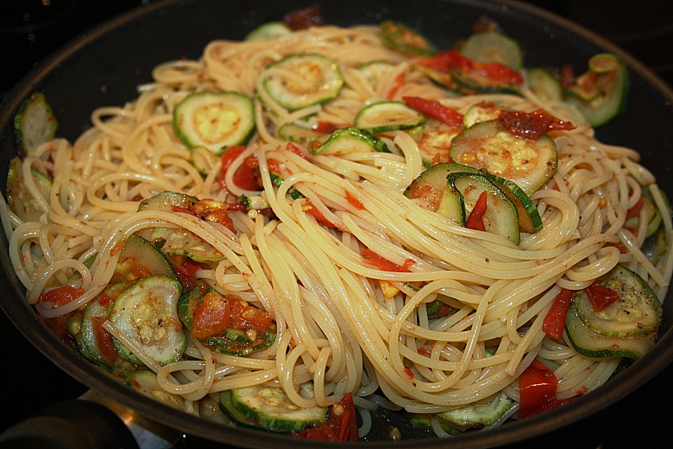 Spaghetti mit Zucchini und Tomaten von elibery | Chefkoch.de
