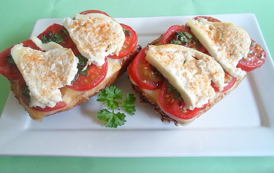 Überbackene pikante Tomaten - Käse - Brötchen von kochmäusebär ...