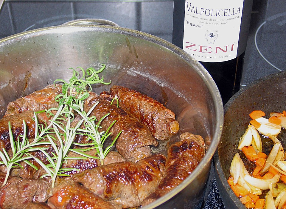 Mini - Rouladen mit Pesto - Schinken Füllung und Oliven - Rotwein Sauce ...