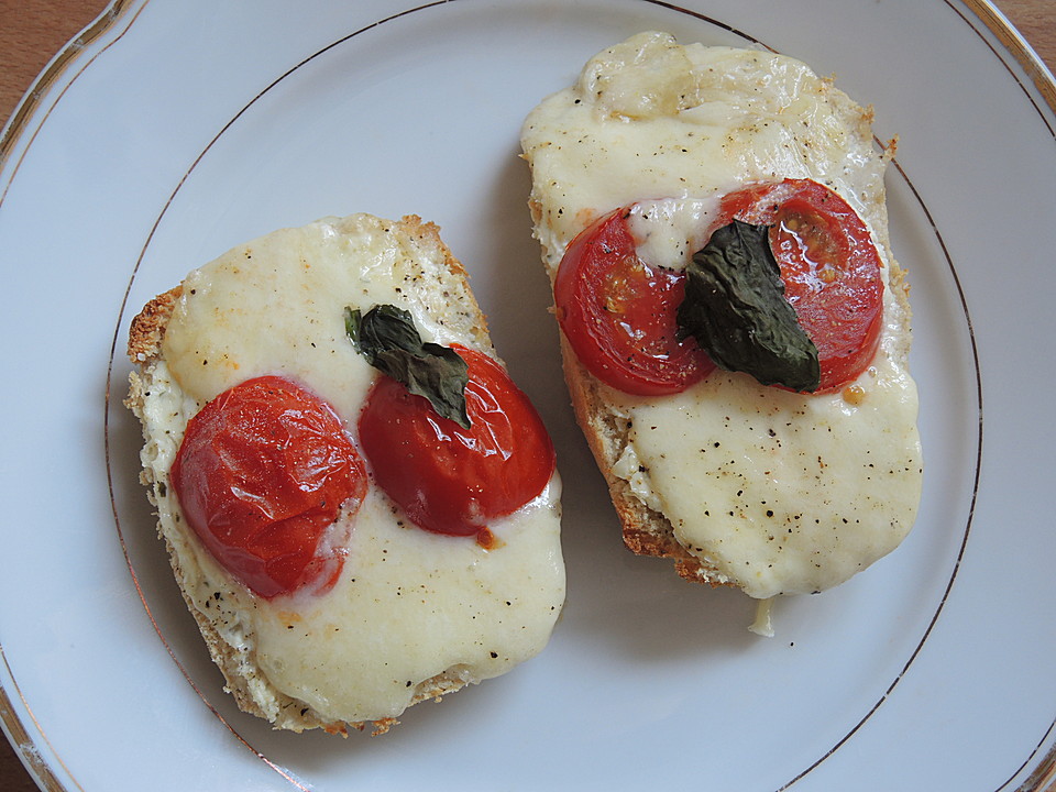 Baguette Brötchen Mit Tomate Mozzarella überbacken — Rezepte Suchen