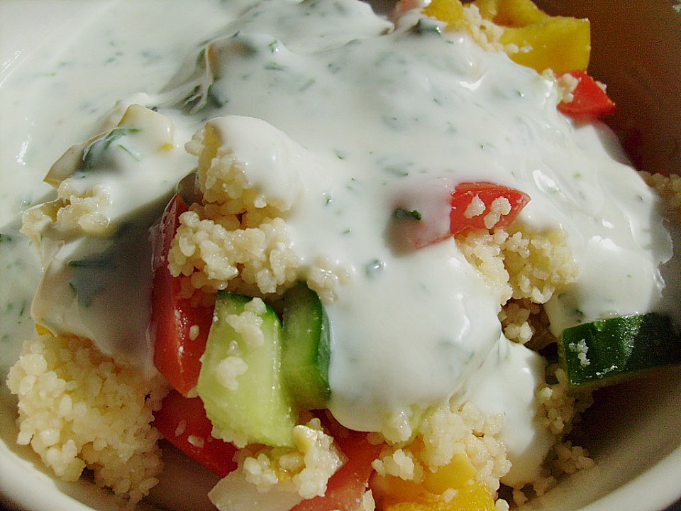 Couscous Salat mit einer frischen Zitronen Joghurt Sauce von