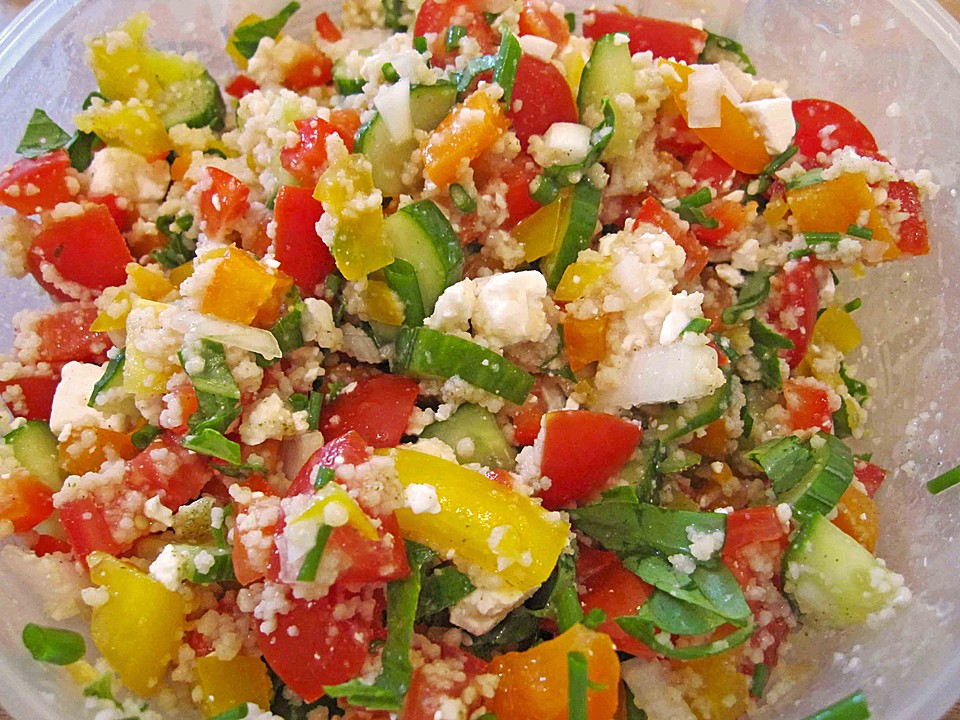 Couscous Salat mit einer frischen Zitronen Joghurt Sauce von