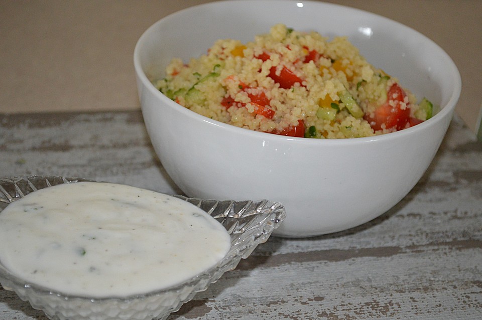 Couscous Salat mit einer frischen Zitronen Joghurt Sauce von