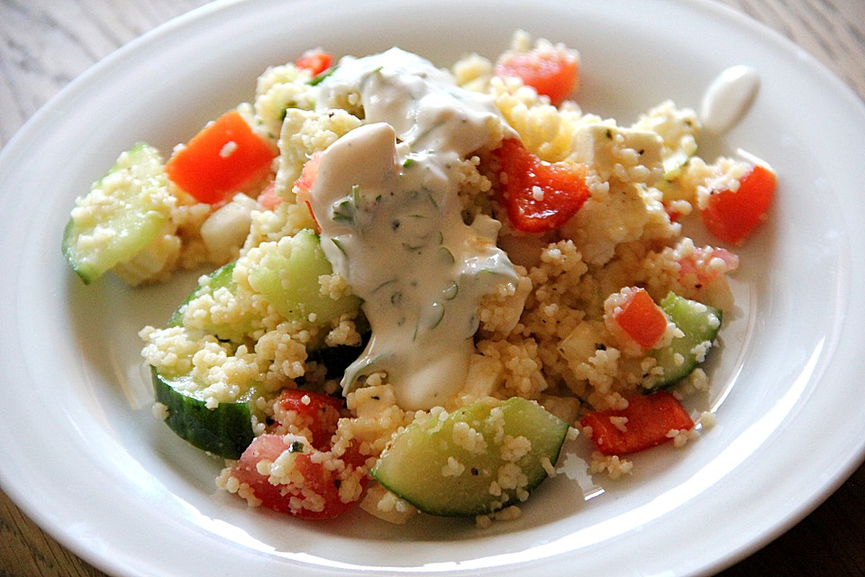 Couscous Salat mit einer frischen Zitronen Joghurt Sauce von