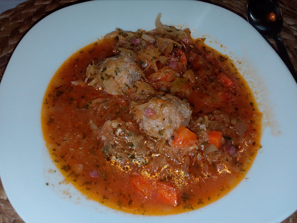 Herzhafte Suppe mit Sauerkraut und Frikadellen nach russischer Art von ...