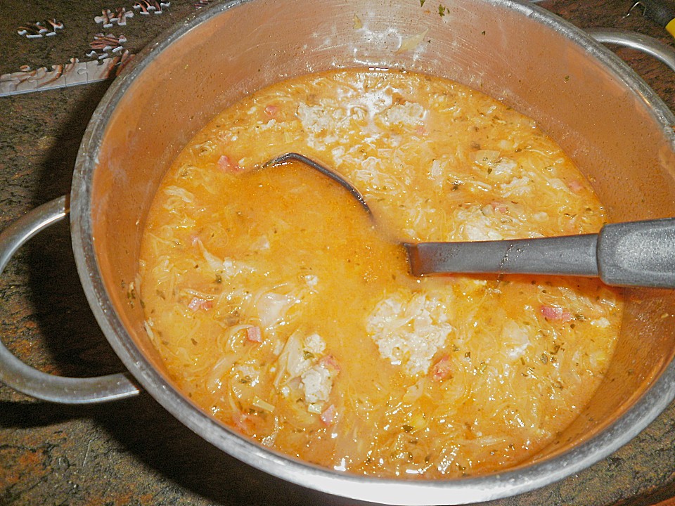 Herzhafte Suppe mit Sauerkraut und Frikadellen nach russischer Art von ...