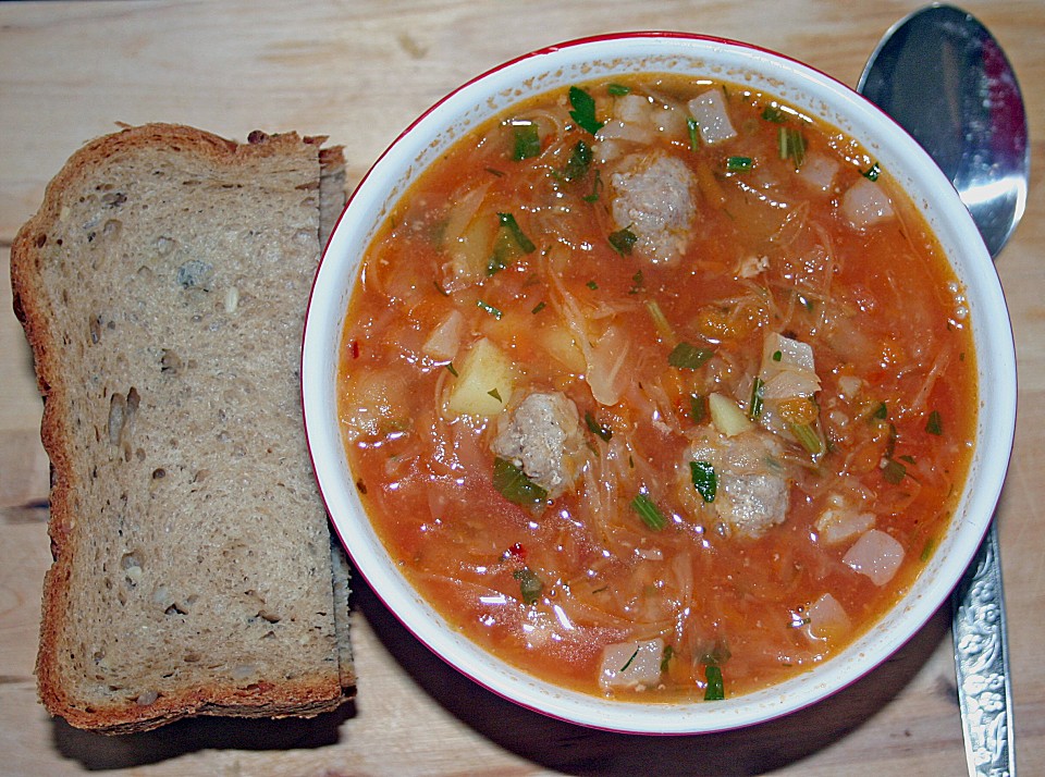 Herzhafte Suppe mit Sauerkraut und Frikadellen nach russischer Art von ...