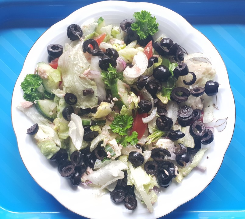 Eisbergsalat mit Schafskäse und Oliven | Chefkoch.de