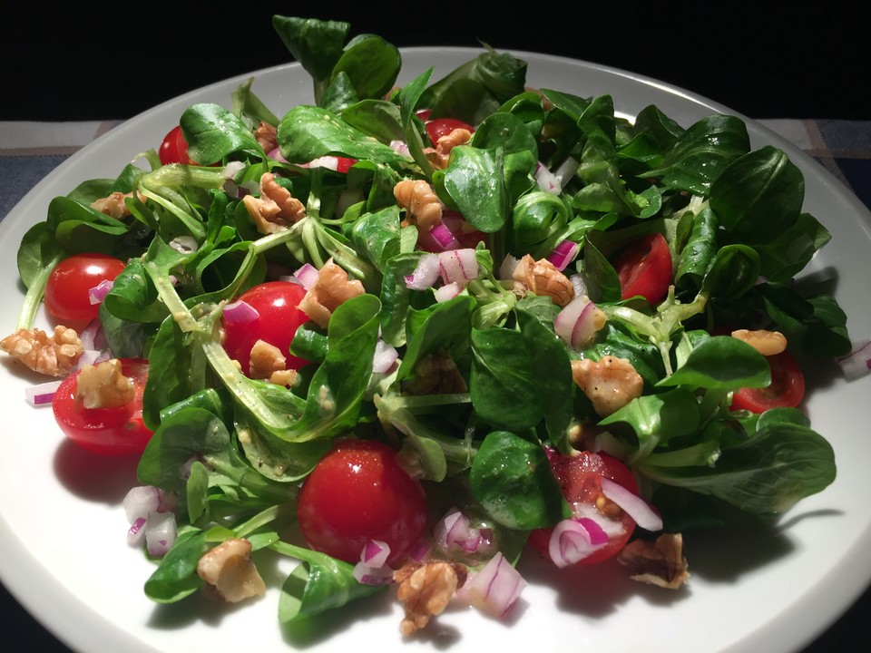 Feldsalat mit Kirschtomate und Walnuss von Kameliendame | Chefkoch.de