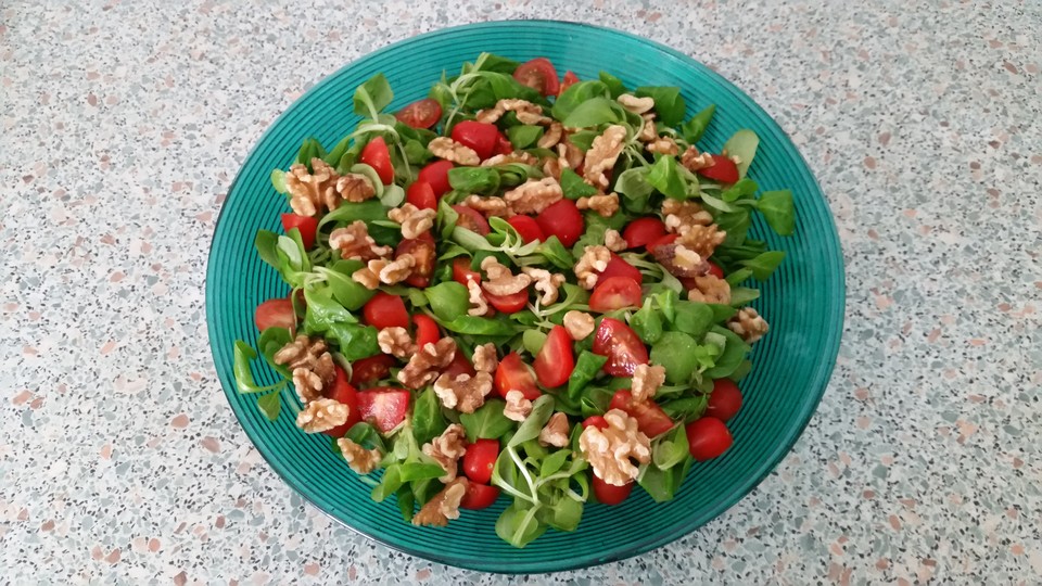 Feldsalat mit Kirschtomate und Walnuss von Kameliendame | Chefkoch.de