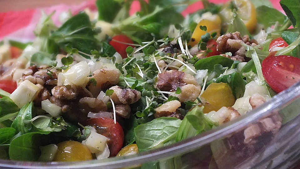 Feldsalat mit Kirschtomate und Walnuss von Kameliendame | Chefkoch.de