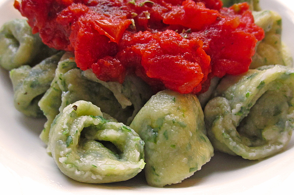 Grüne Käsetortellini mit Tomatensauce von rotessternchen | Chefkoch.de