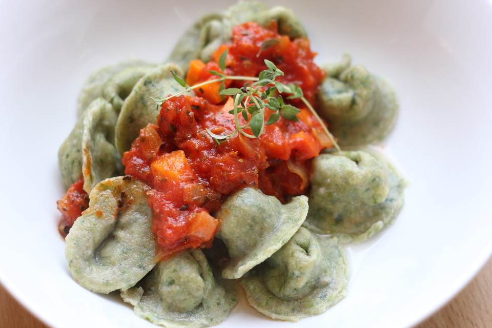 Grüne Käsetortellini mit Tomatensauce von rotessternchen | Chefkoch.de