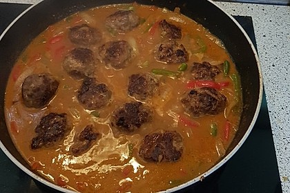 Hackbällchen in Paprikarahmsauce 48
