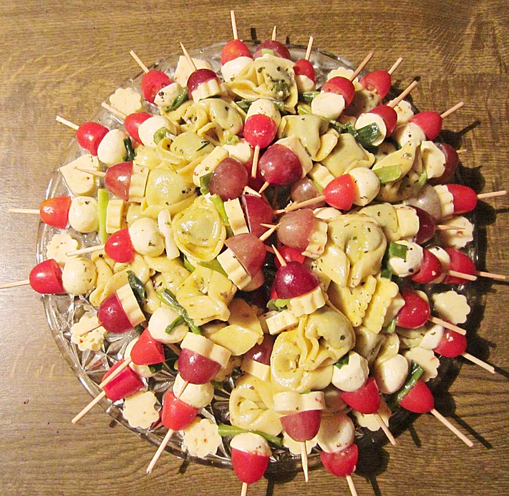 Marinierte Tortellini-Spieße mit Mozzarellabällchen und Cherrytomaten ...