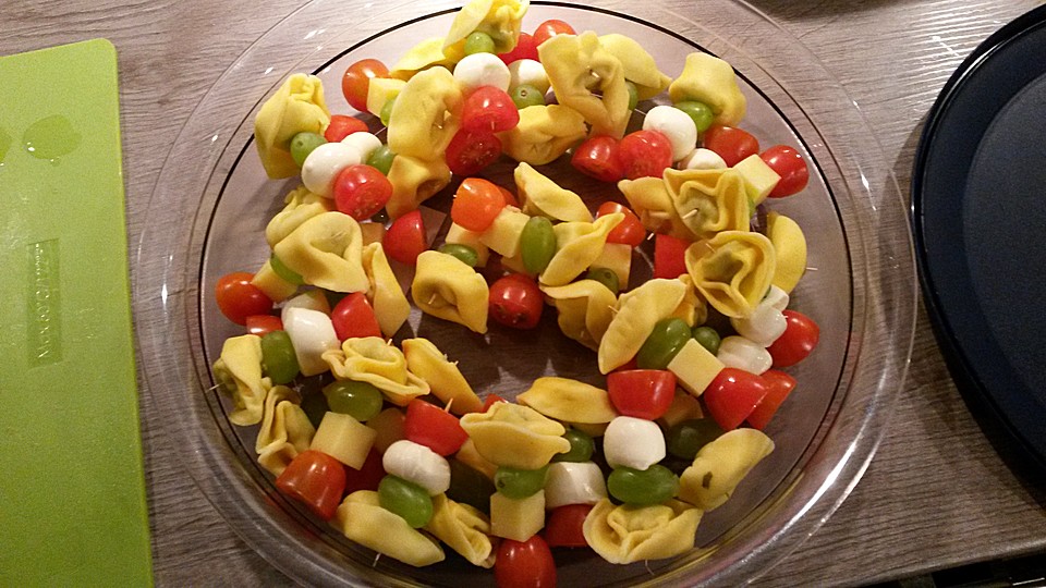 Marinierte Tortellini-Spieße mit Mozzarellabällchen und Cherrytomaten ...