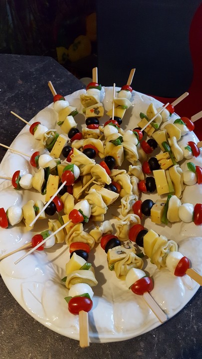 Marinierte Tortellini-Spieße mit Mozzarellabällchen und Cherrytomaten ...